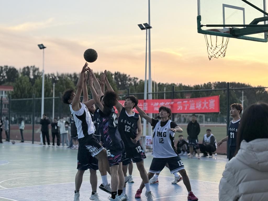 裁判员参加开幕式