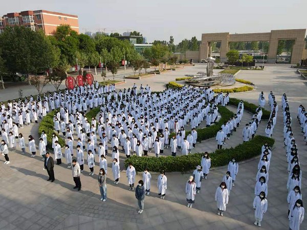 为在场师生讲了一堂题为“纪念抗日战争
