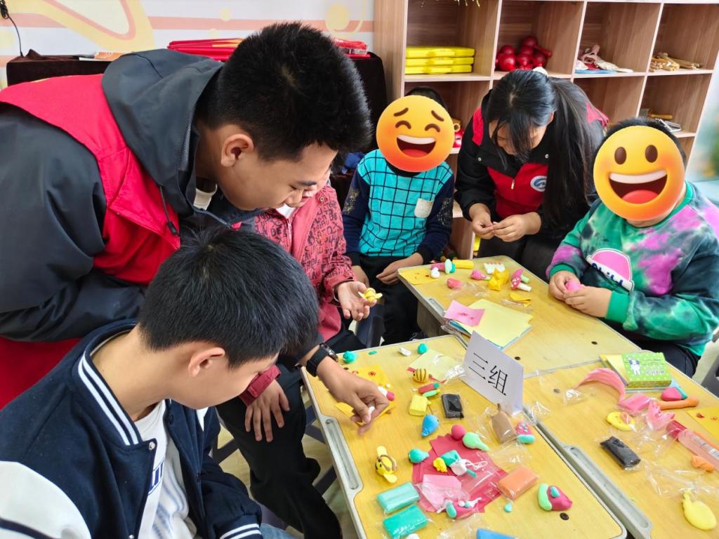 为特殊儿童送去温暖